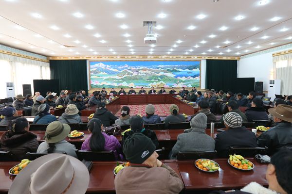 西藏大学召开2016年"三大节日"在拉萨离退休人员座谈会