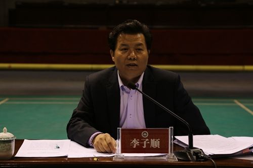 图自治区党委政法委副书记李子顺为我校教职工作形势报告