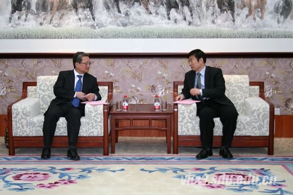 韩国驻青岛总领事李寿尊访问山东大学并作报告