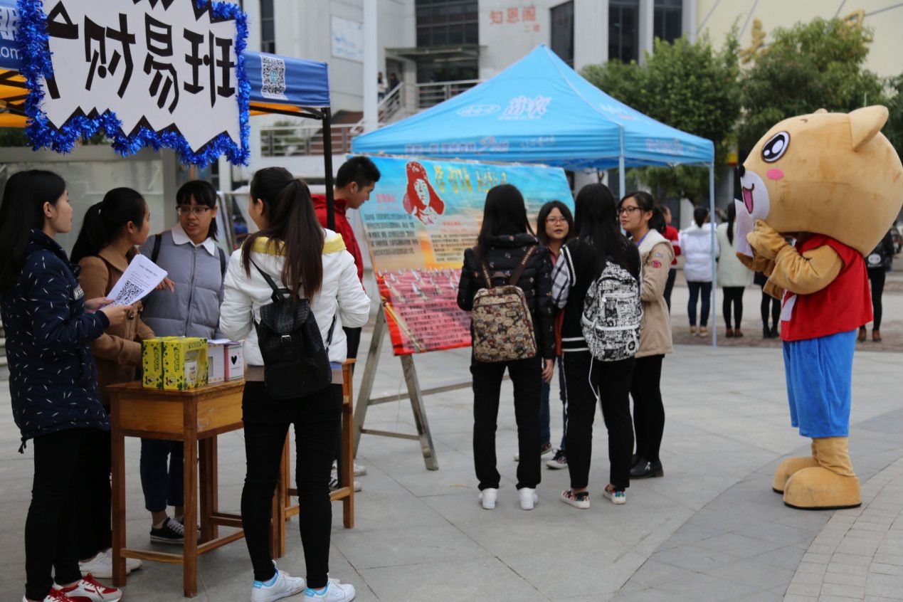 今年的学雷锋活动不一般