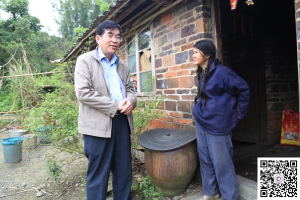 学校领导带队到贫困户家中“结对认门”