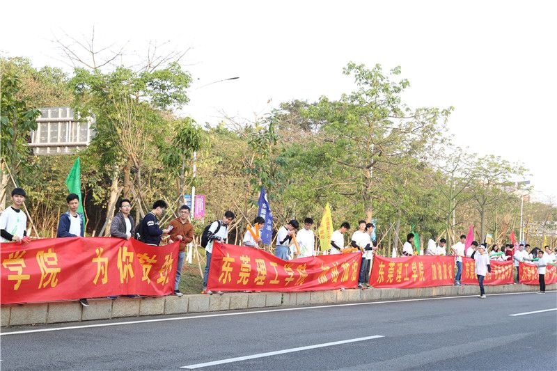 莞工人在“莞马”