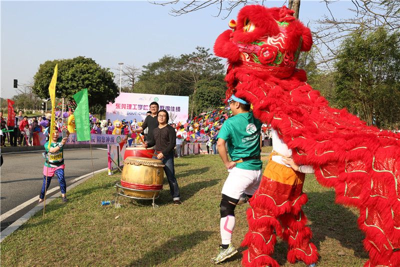 莞工人在“莞马”