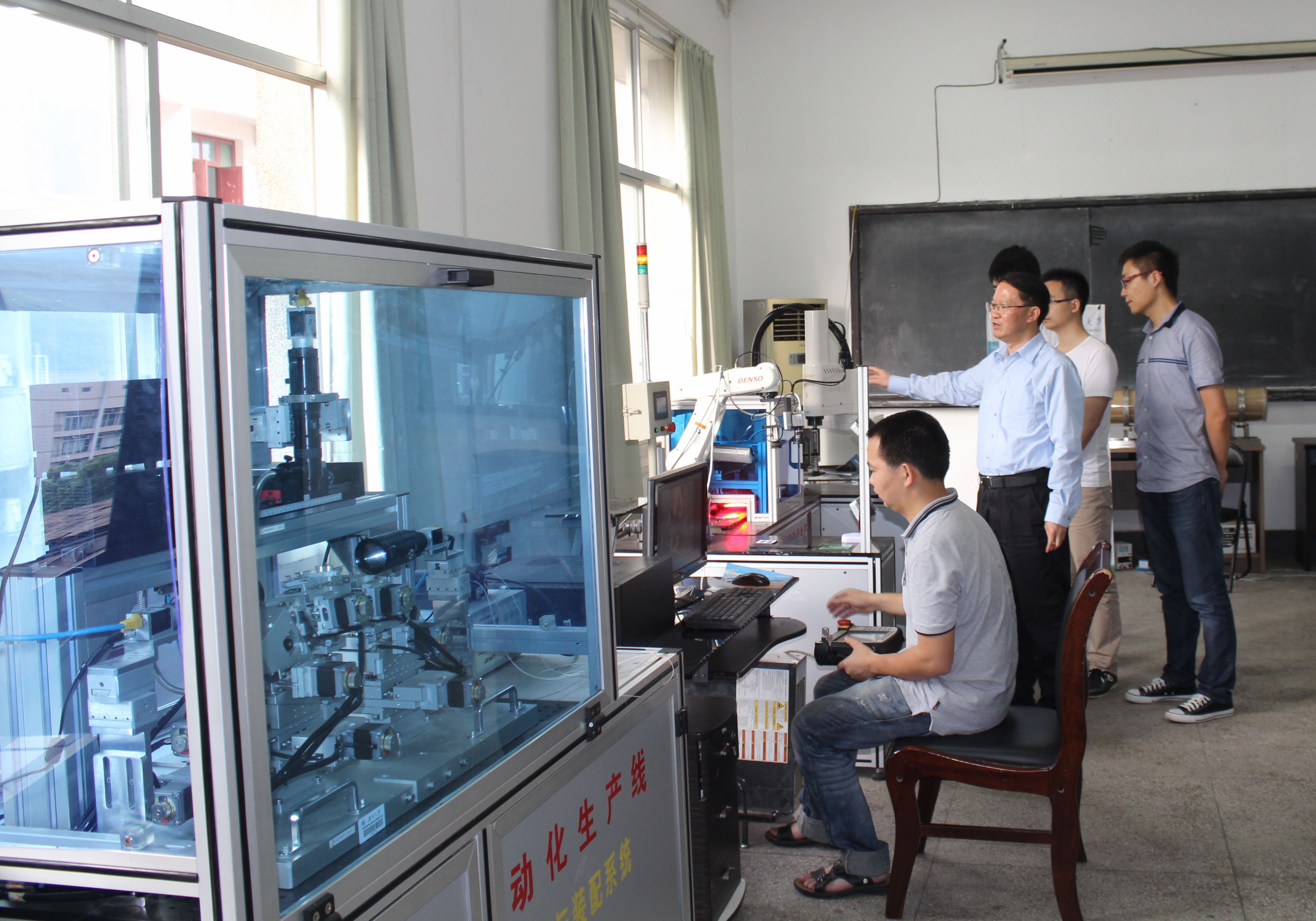 走进实验室机器人助力中国“智”造专访机器人视觉感知与控制技术国家工程实验室主任王耀南教授