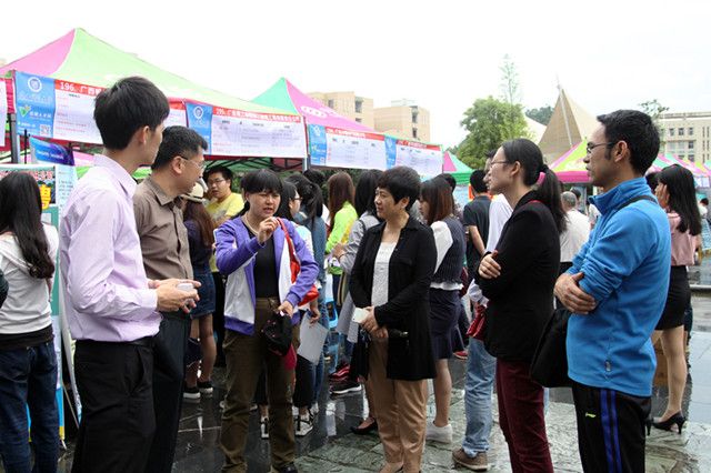 我校举行“2016年北部湾经济区、西江经济带企业校园专场招聘会”