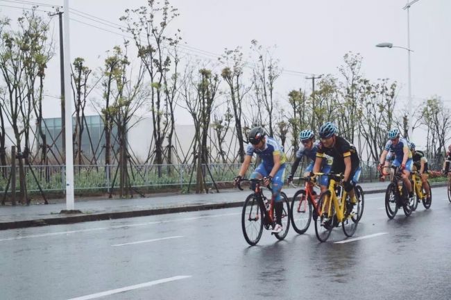 我校自行车队获HEROS环上海自行车赛滴水湖站第一名