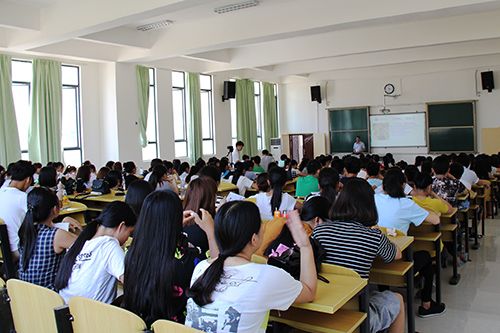 学工讲坛开讲“不学礼，无以立”