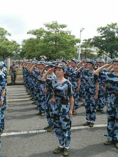 校党委书记庾建设慰问承训教官和军训师生